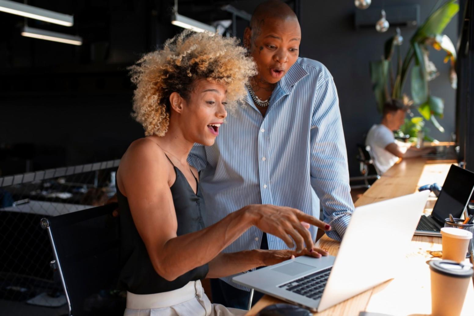 Team bei gemeinsamer Besprechung