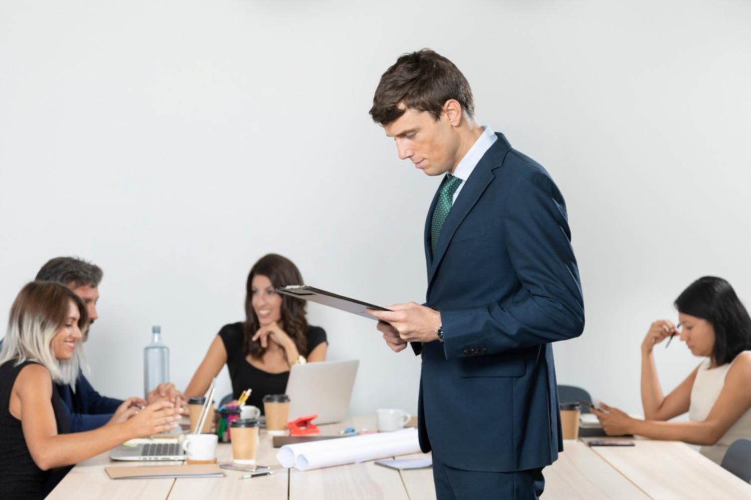 Teilnehmer bei einer Meravionyx-Veranstaltung im lebhaften Austausch über Finanzstrategien