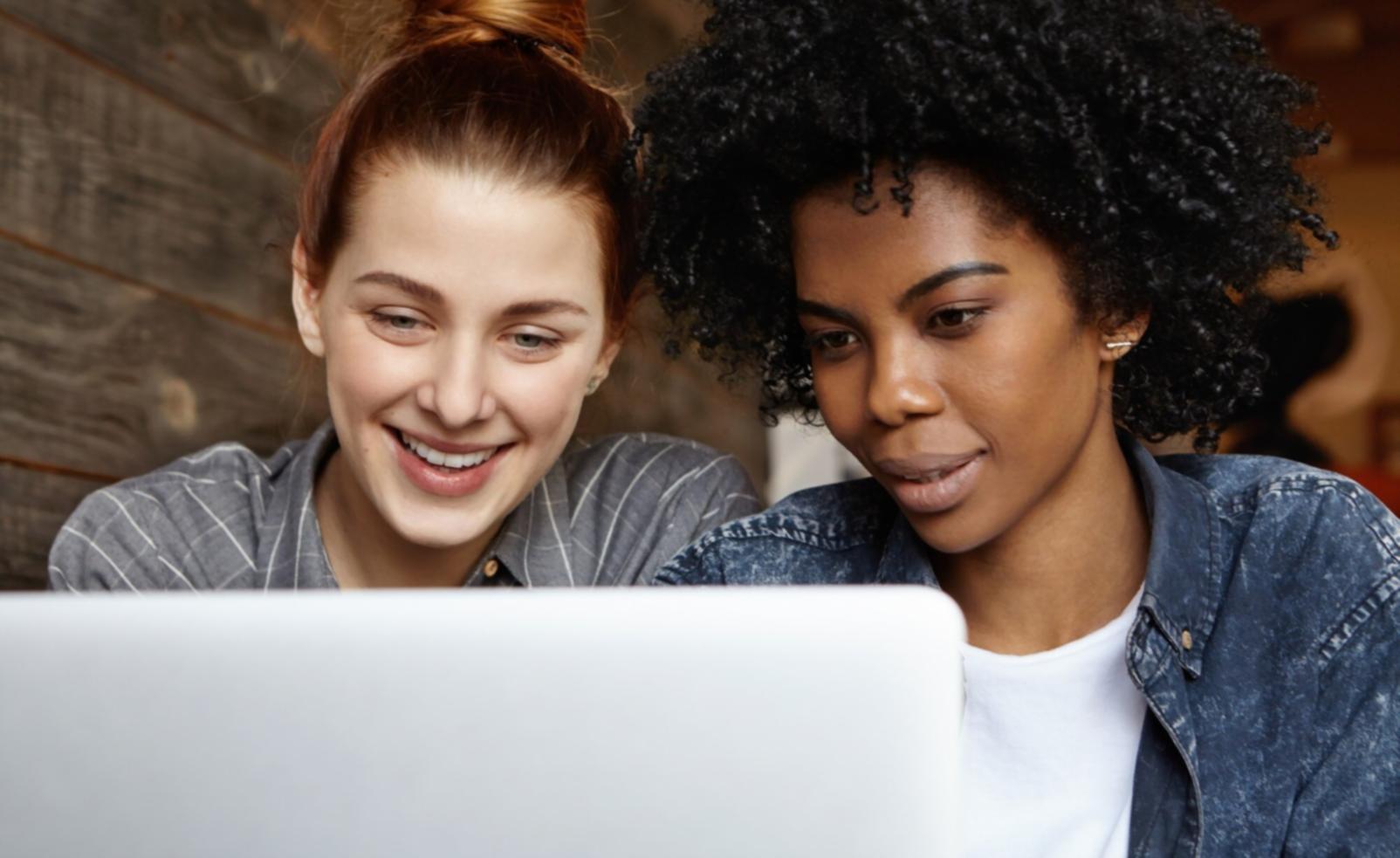 Arbeitsbereich mit Finanzunterlagen